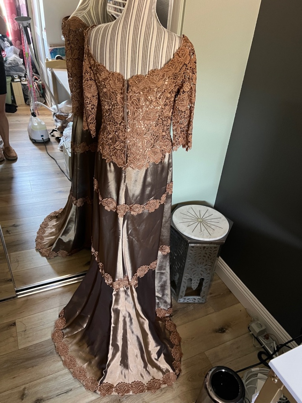 1 hour sale. Helen Morley, size 4, Copper-Tone Lace Appliqué Evening Gown, train - Picture 6 of 10